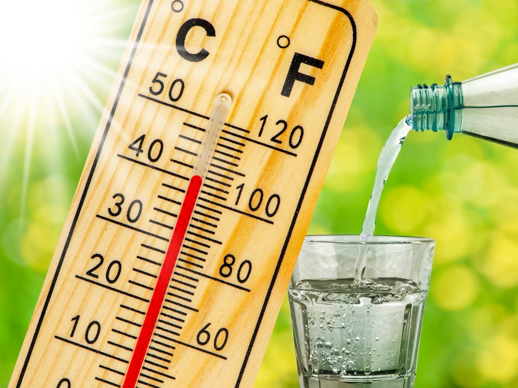 Hitze im Sommer und ein Glas Wasser Heat in summer with high temperature and lack of water